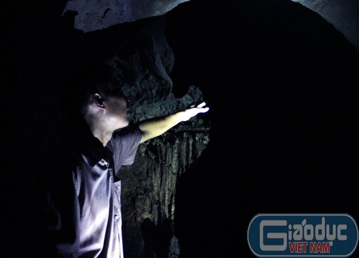 Trong hang Huyện không thứ ánh sáng tự nhiên nào có thể lọt vào được